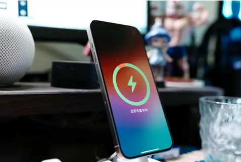 加乐镇苹果15换屏服务分享用什么充电器给iPhone15充电更好 